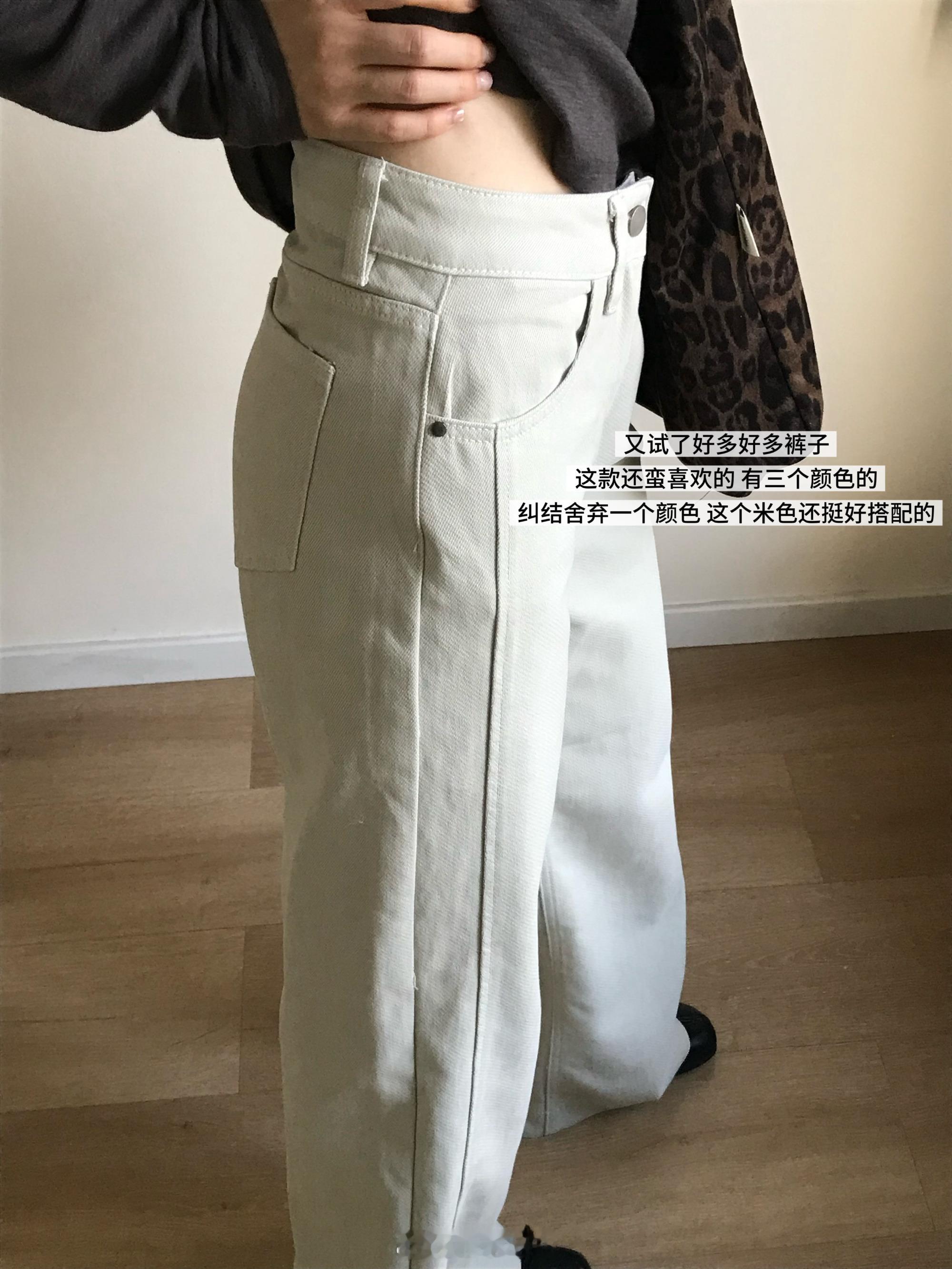 之前plog里发的这款裤子终于要上了有两个颜色 米杏色和棕色的 不同光线下拍出来