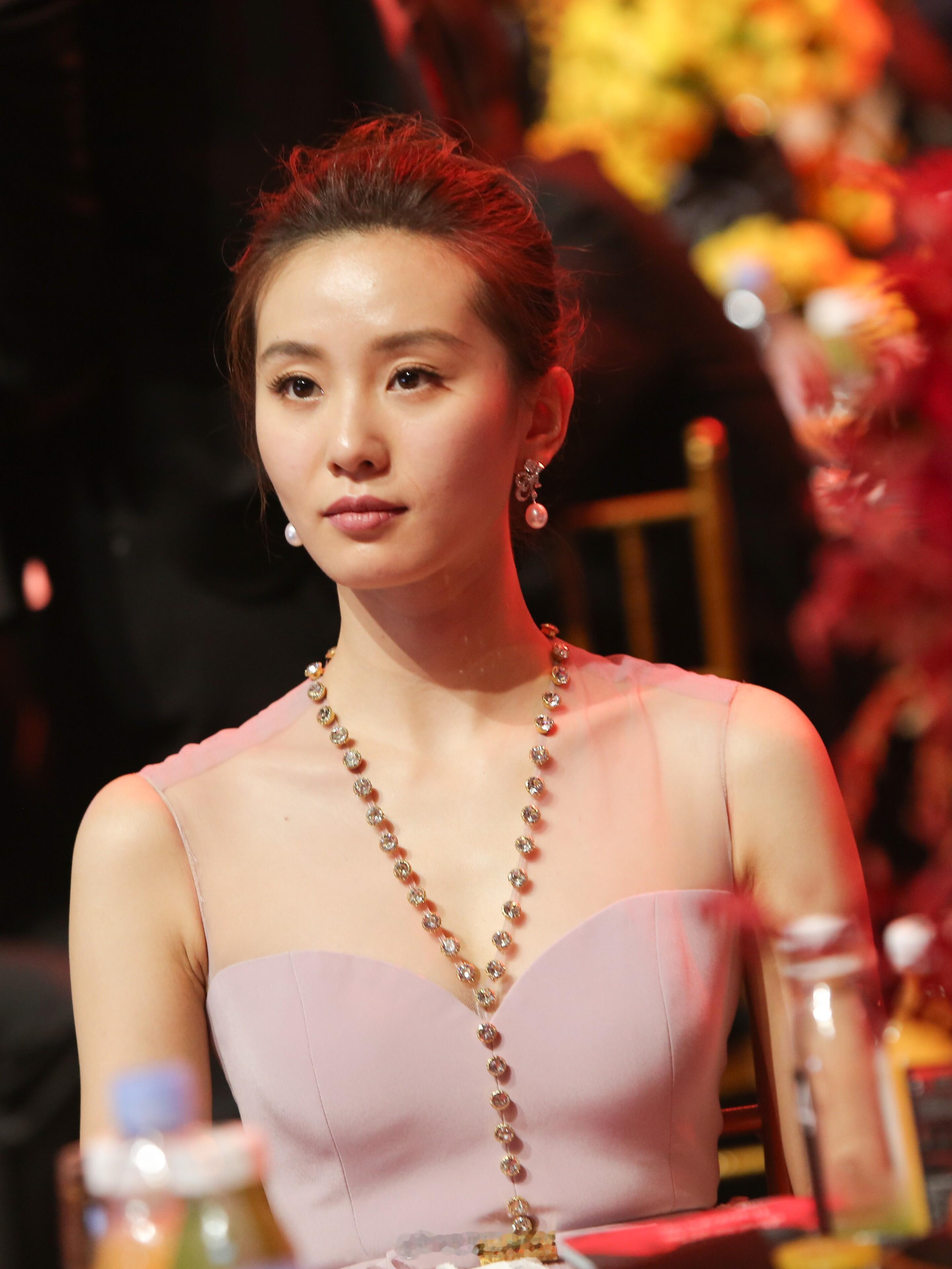 刘诗诗粉色抹胸裙亮相活动，甜美淡雅好美啊 ​​​