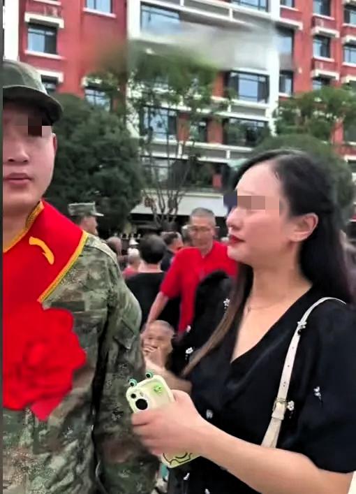 看哭了！一姑姑送侄子去参军，车站里别人都是爸妈送行，她却一个人站在队伍外面，眼泪