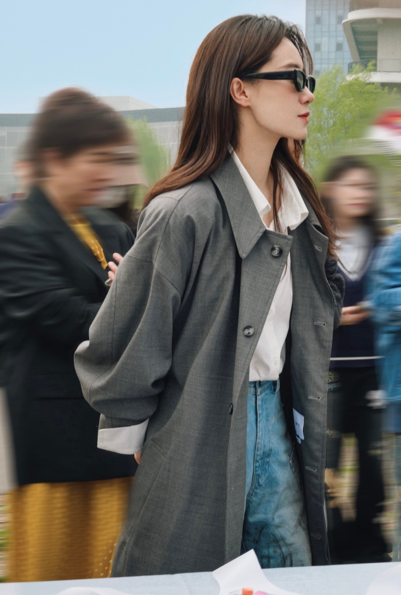 张小斐学姐回北影母校了妈呀太帅了张小斐风衣内搭白衬衫搭配做旧牛仔裤好有气质太有质