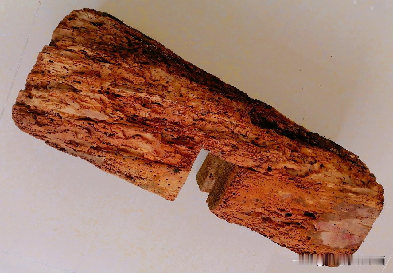 历尽沧桑：二百多年的木门部件。
过去汉中城固有句俗话曰：“要住新房，压断脊梁”。