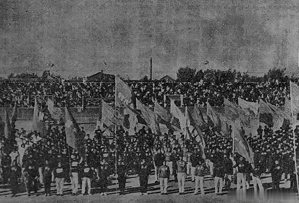 1955年10月，山东省篮、排、足球竞赛成功举行，图1为开幕式，图2为省级机关女