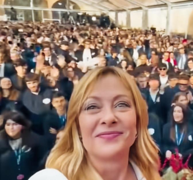 梅洛尼自拍水平怎么样啊？
梅洛尼是不是感觉自己自拍的很漂亮啊？
这满脸的笑容很开