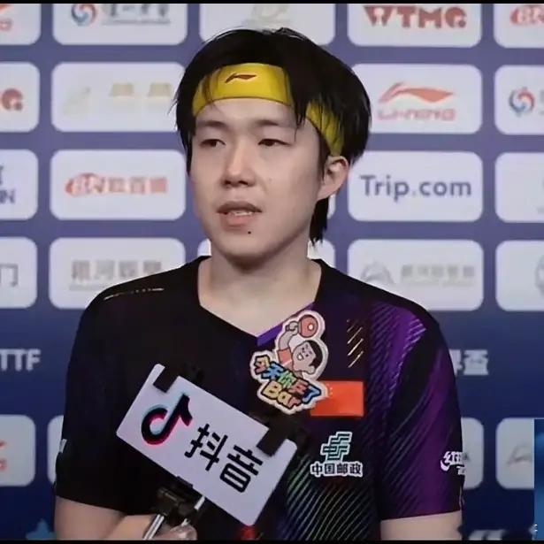 抖音这个女记者要火，采访王楚钦忘了边界感，边笑边说楚钦是“独苗”，没想到王楚钦不