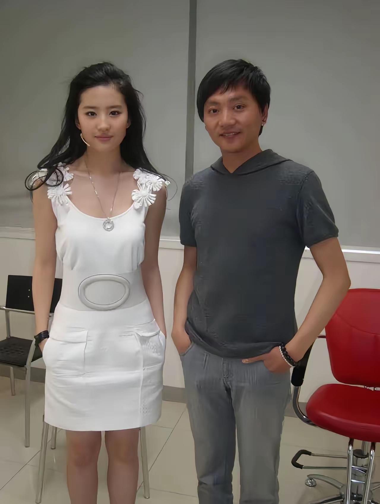 刘亦菲旁边男的是谁