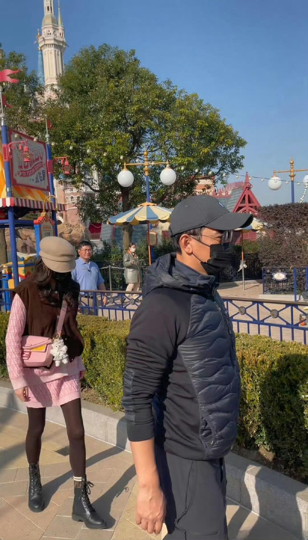 别瞎猜离婚了！唐嫣罗晋前段时间被偶遇一起带娃，迪士尼带娃同框多温馨，商业上各搞各