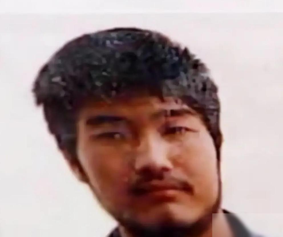 他在西宁火车站偷了4万块钱的冬虫夏草。这笔钱够在西安买几套房，可他偏偏没拿去过日