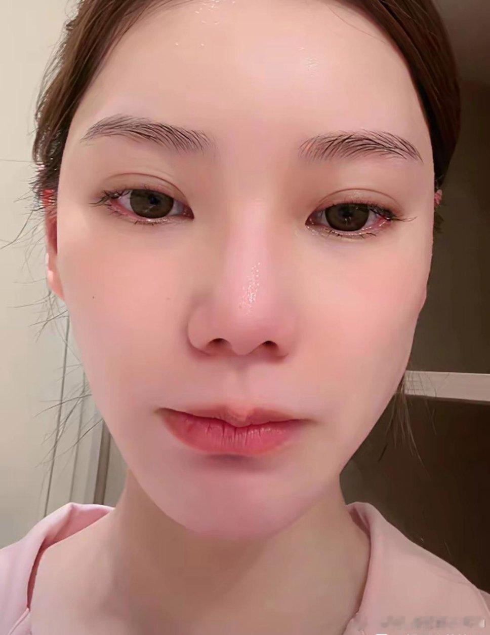 汪小菲给前妻砸了上亿，却舍不得给马筱梅买套房。直播里，马筱梅展示长辈给的房产，汪