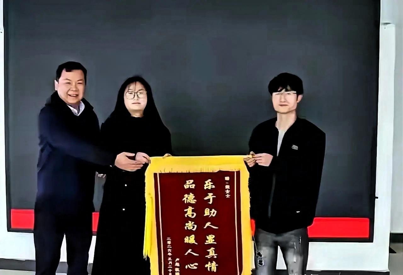 方向盘移交的5分钟，

普通人真能救司机？

这事发生得挺突然。

3月15号晚