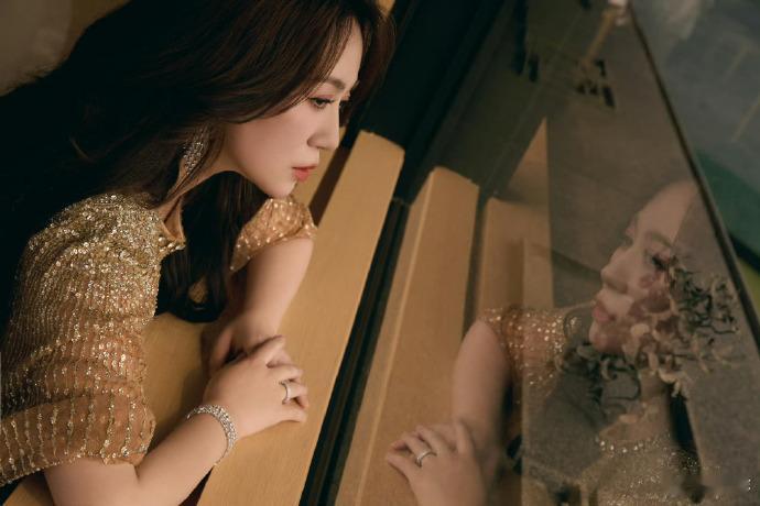 马丽金像奖金色流光裙真的被狠狠惊艳到！马丽一袭金色流光裙亮相金像奖红毯，港风造型