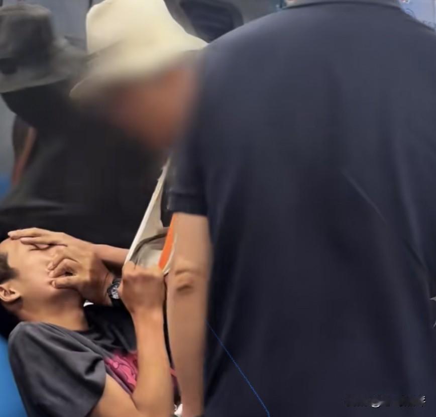 发生在山东青岛地铁上的，小伙拒绝给老人让座，被对方打得口鼻出血，被逼着说，爷我错