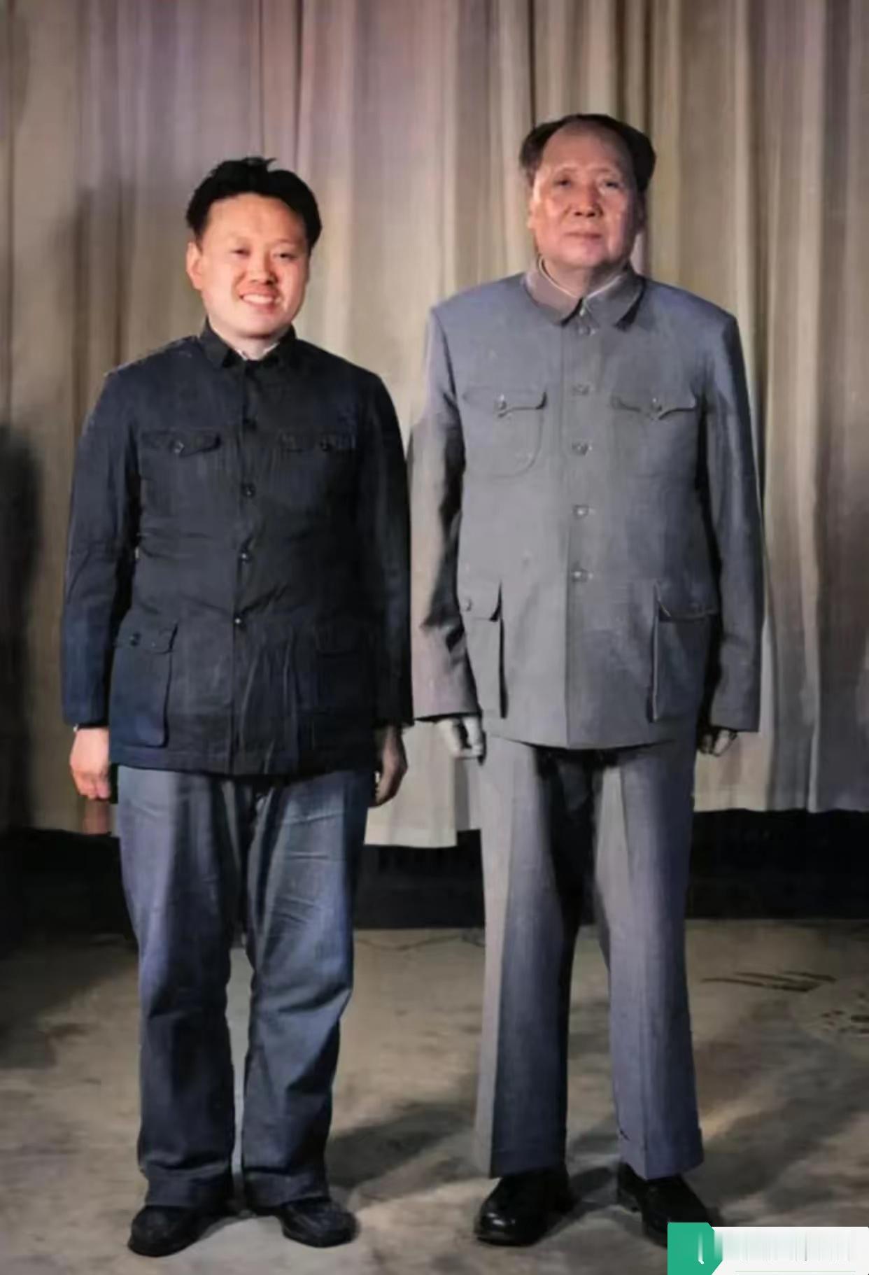 这是当年毛主席和中南海的厨师长程汝明一起亲切的合影。那时，毛主席和身边工作人员感