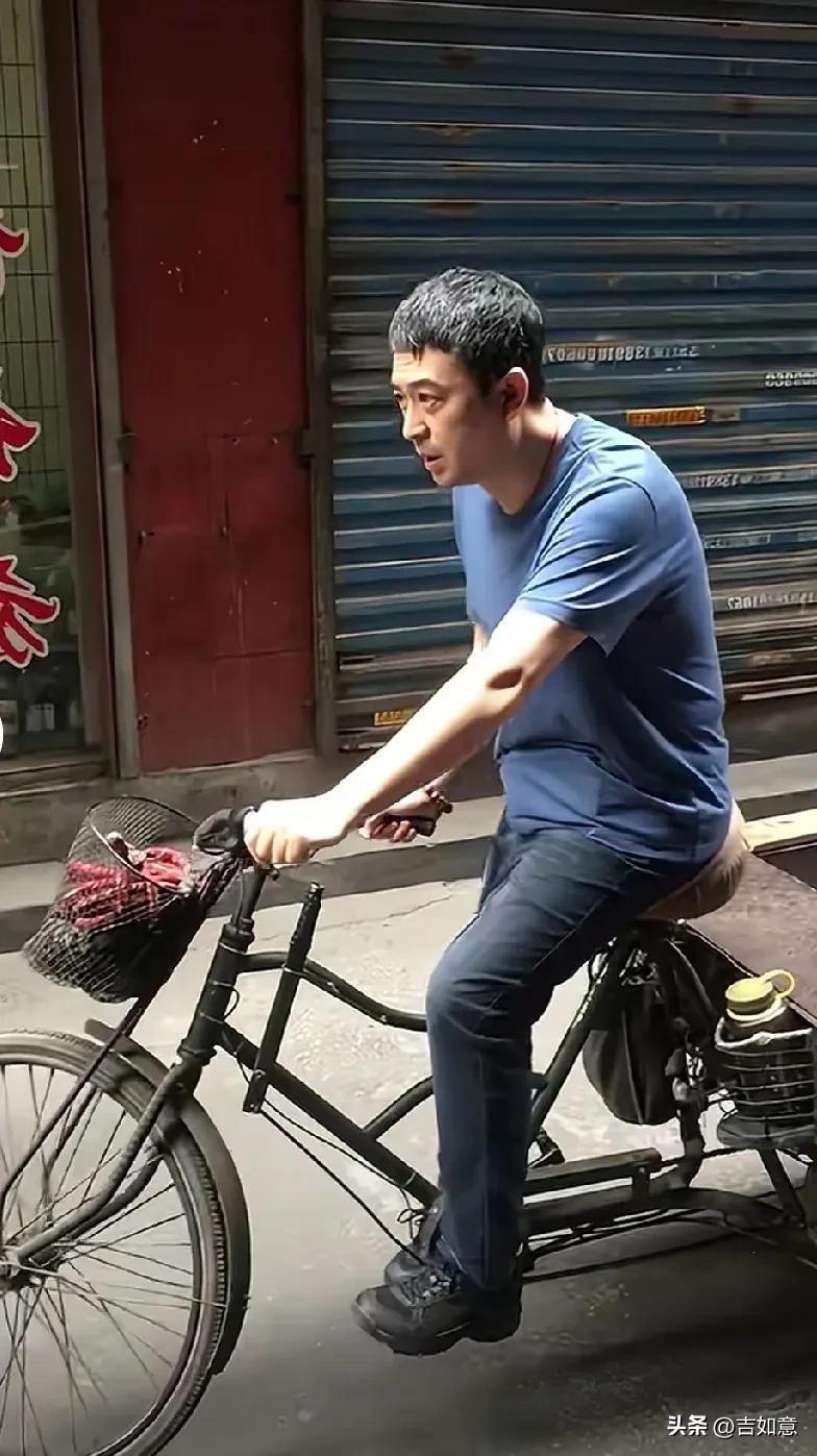 亮眼的不止演员他，还有一个车篓，那个年代的三轮车还有车篓子[奸笑][给力]