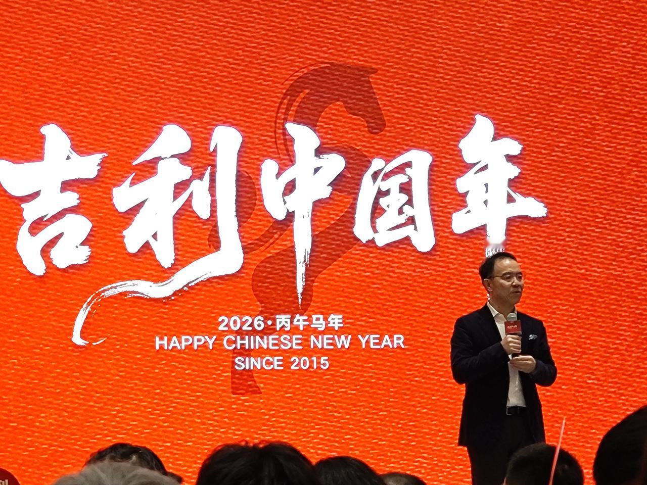 学良总表示吉利会在今年年中推出一款整体性能比肩日系的HEV车型，并且会继续深更甲