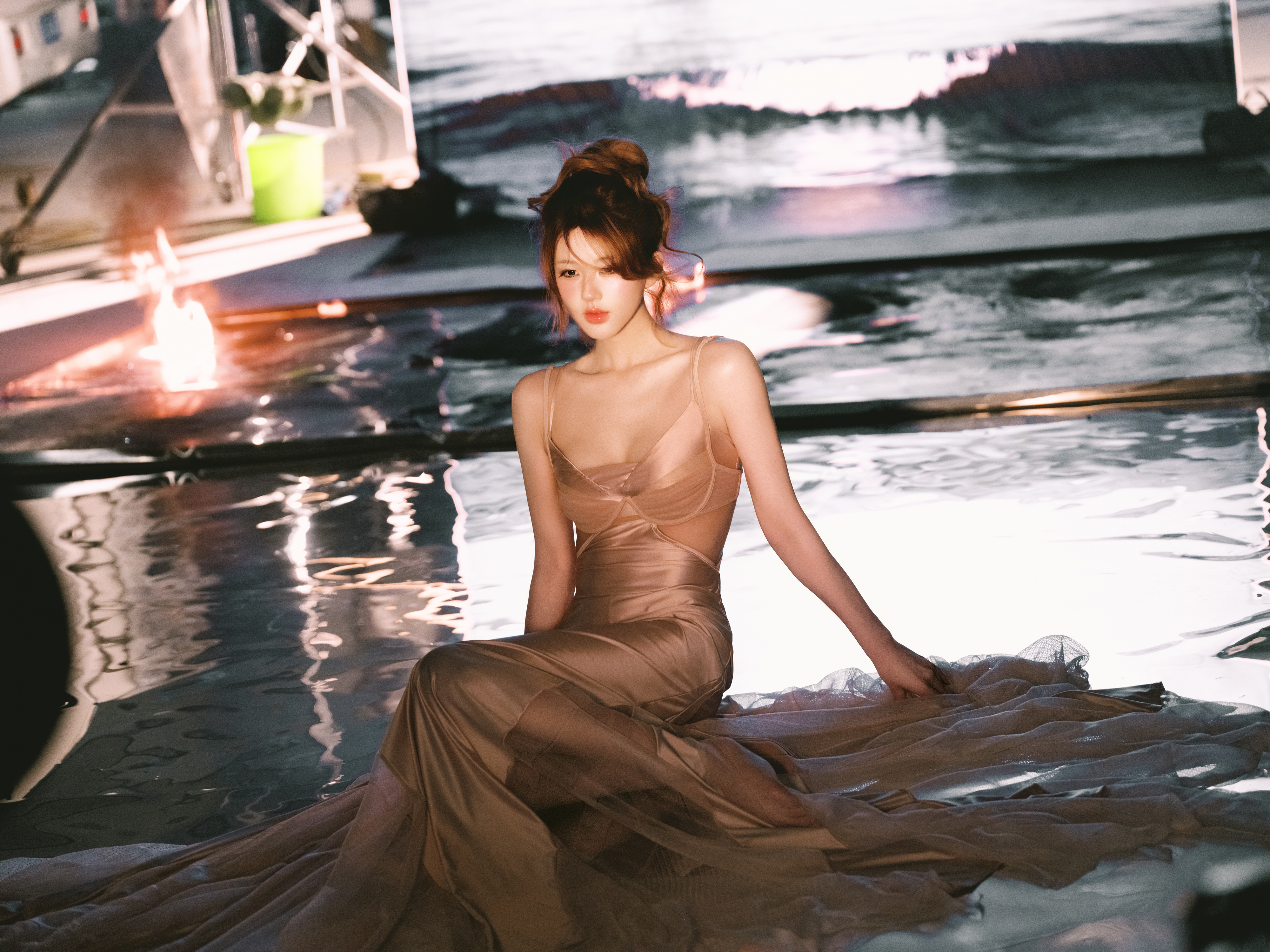 赵露思 × StayRomantic 曼谷演唱会演唱会造型大片，Rosy 身穿T