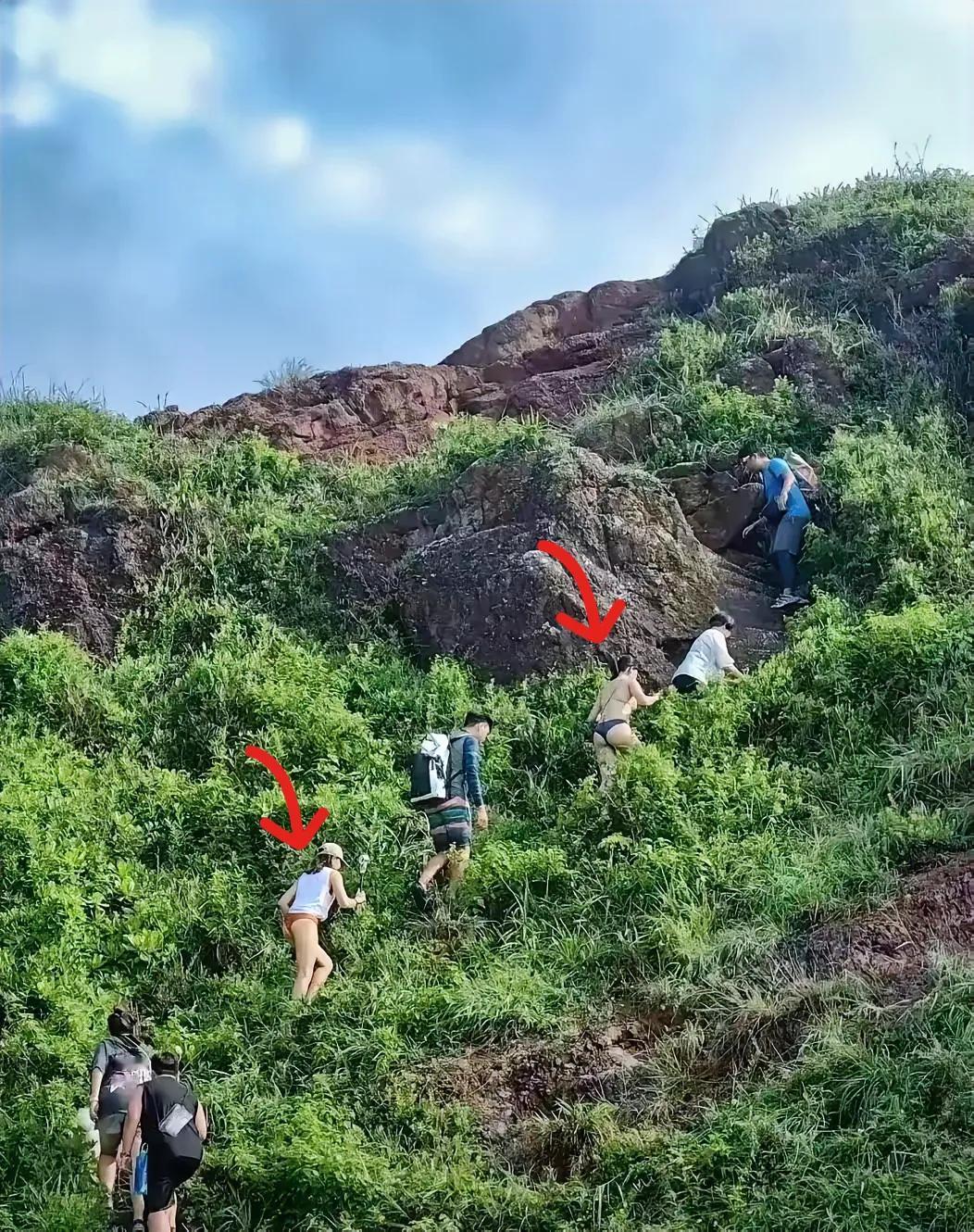 这不是比基尼吗？作为登山服装是不是太露？一般而言登山服都是长衣长裤，因为满山的树