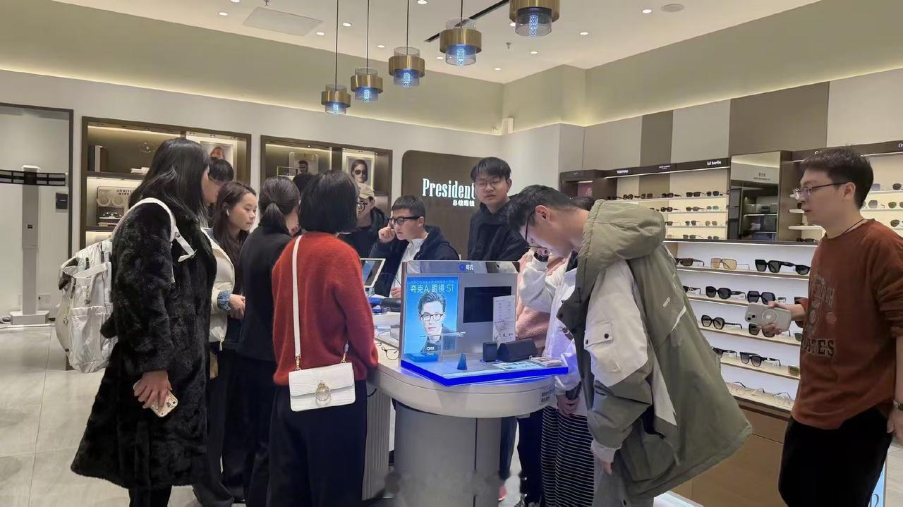 12月10日消息，近日，夸克AI眼镜S1在多渠道频频“上架即售罄”。发货周期已被