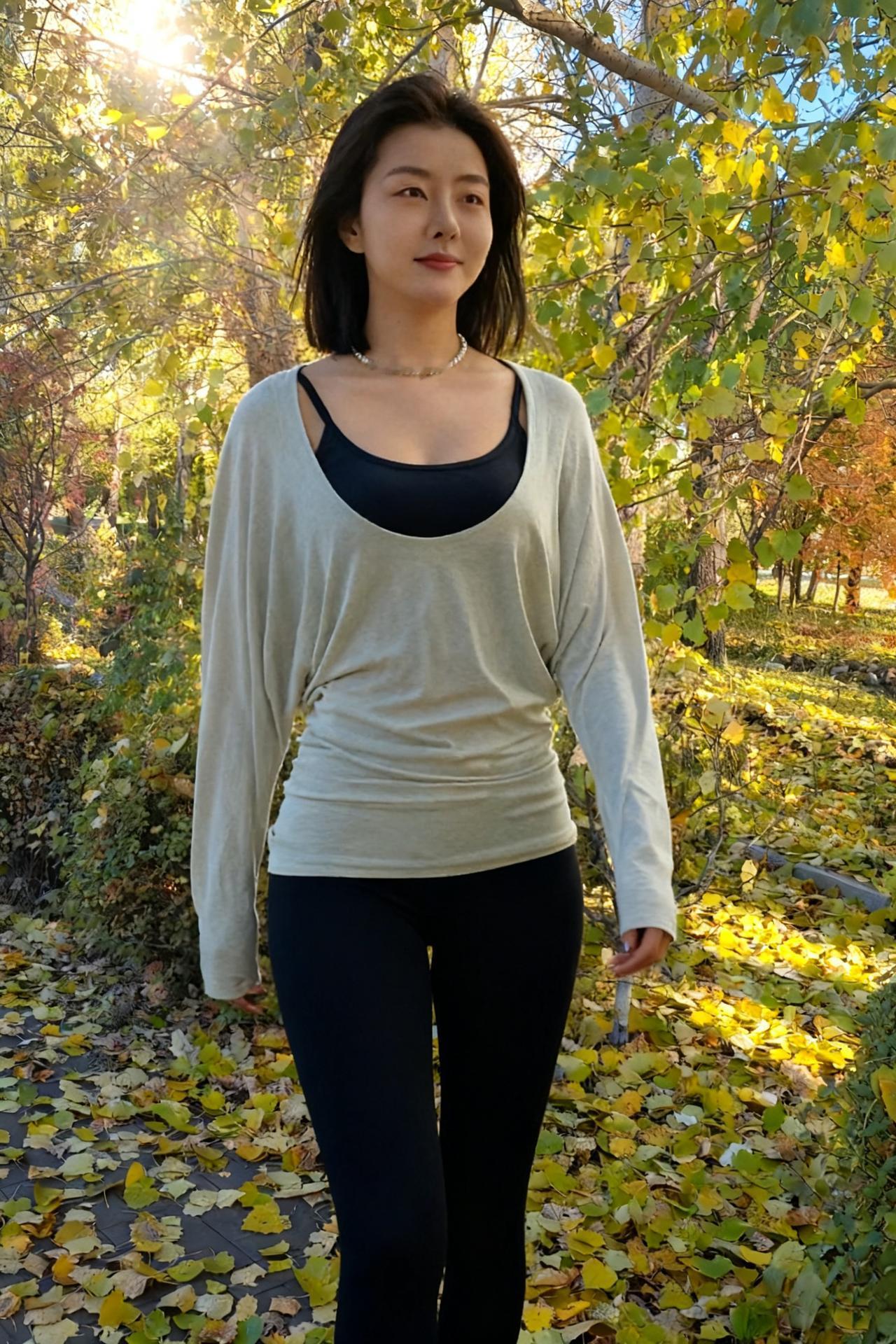 秋天是一个调色盘，你是最亮的笔墨
灰绿色的上衣是秋的底色
黑色的内搭是秋的深邃