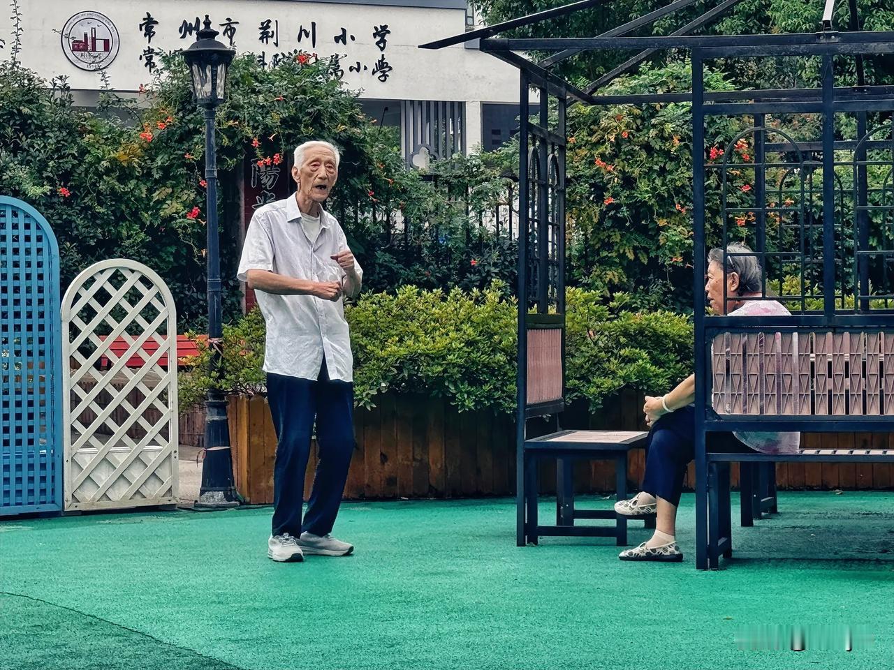 养老有伴～20240921常州，上午在幸福阳光养老公寓，陪老母亲坐在小花园，见一