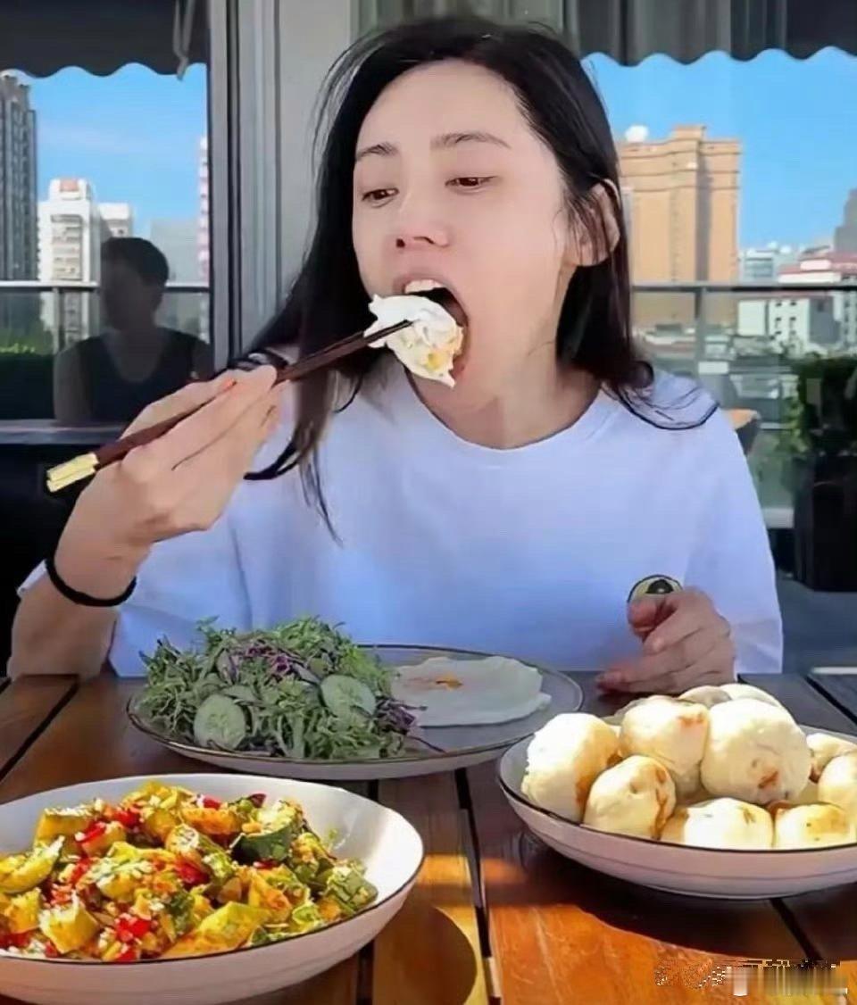 秋瓷炫在家吃包子，大平层宽敞到能跑步 