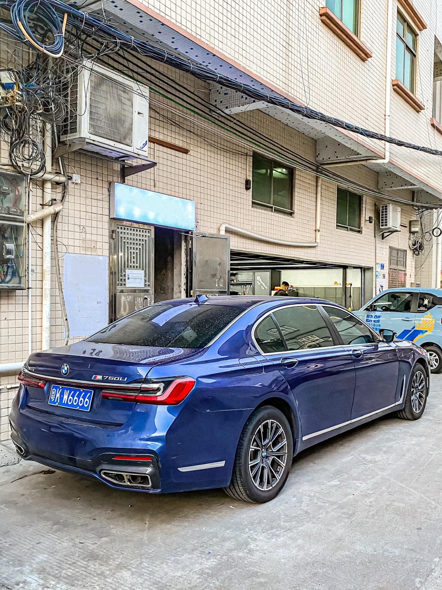 成功蜕变的老款宝马7系升级新款排面至上外观依旧那么耐看
