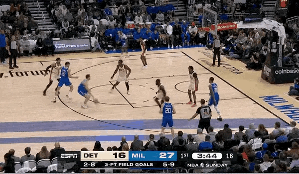 04月14日今日NBA常规赛活塞对阵雄鹿的比赛正在进行中。

比赛第一节，康诺顿