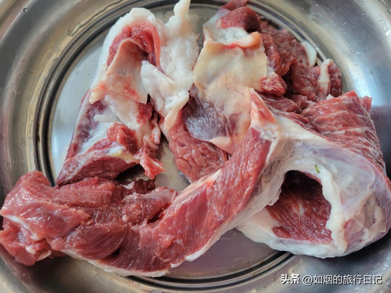 今早去了早市，买了一块新宰杀的清真牛肉，一斤花了50元。打算中午做红烧牛肉。
