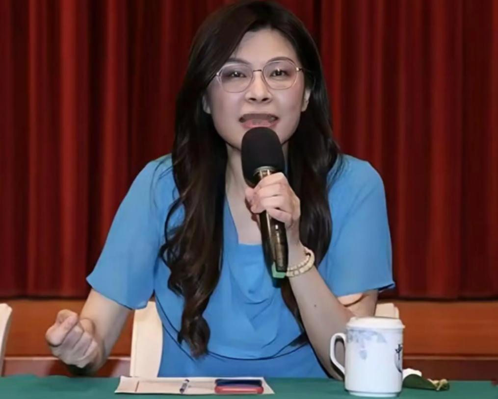 郑丽文很聪明，登机飞往北京之前，公布人事名单，朱立伦回应：将集体辞职。

国民党