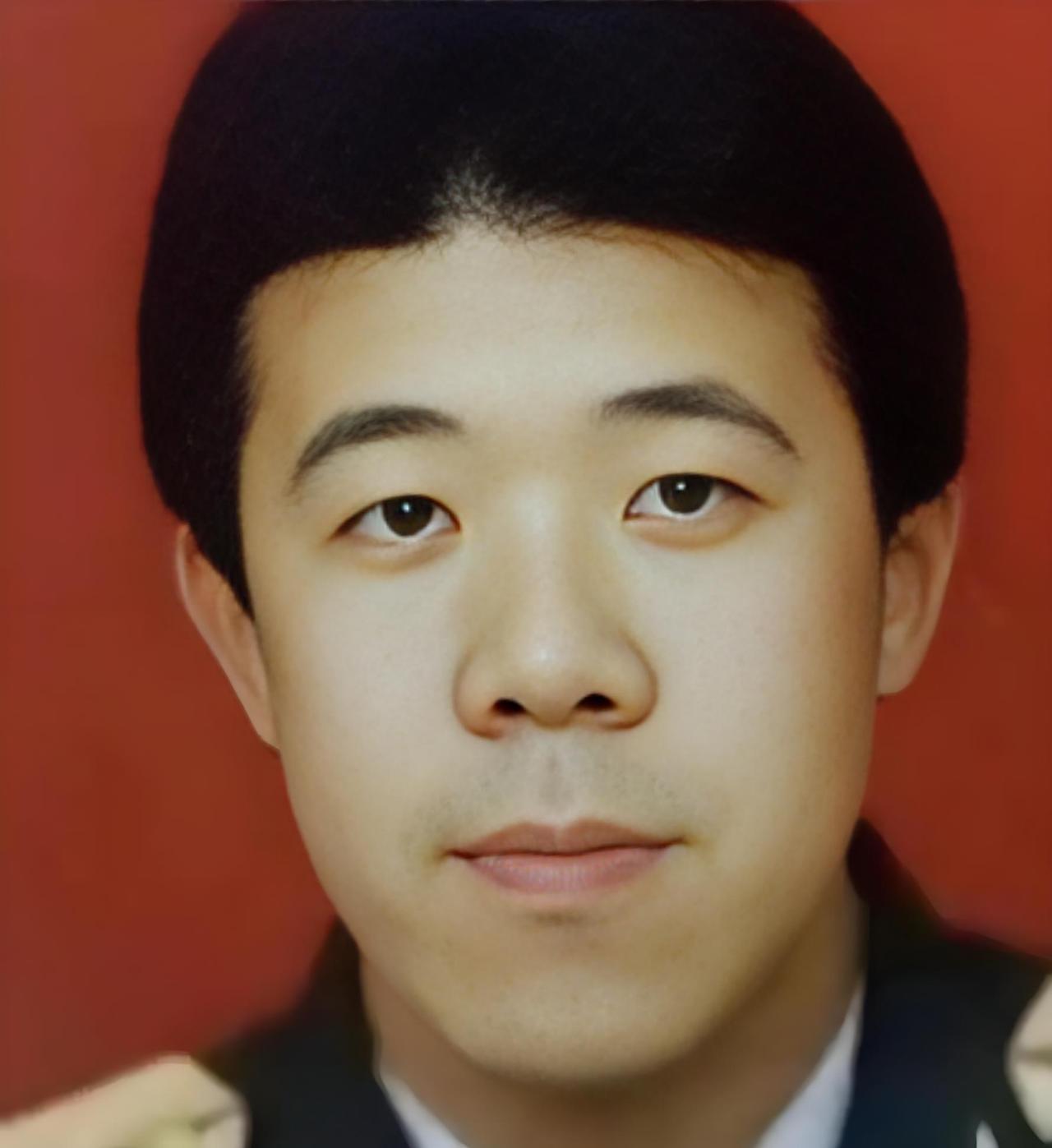 谁能料到，天天在剧里饰演糙汉子的秦卫东，早年居然当过兵！1967 年，他出生于辽