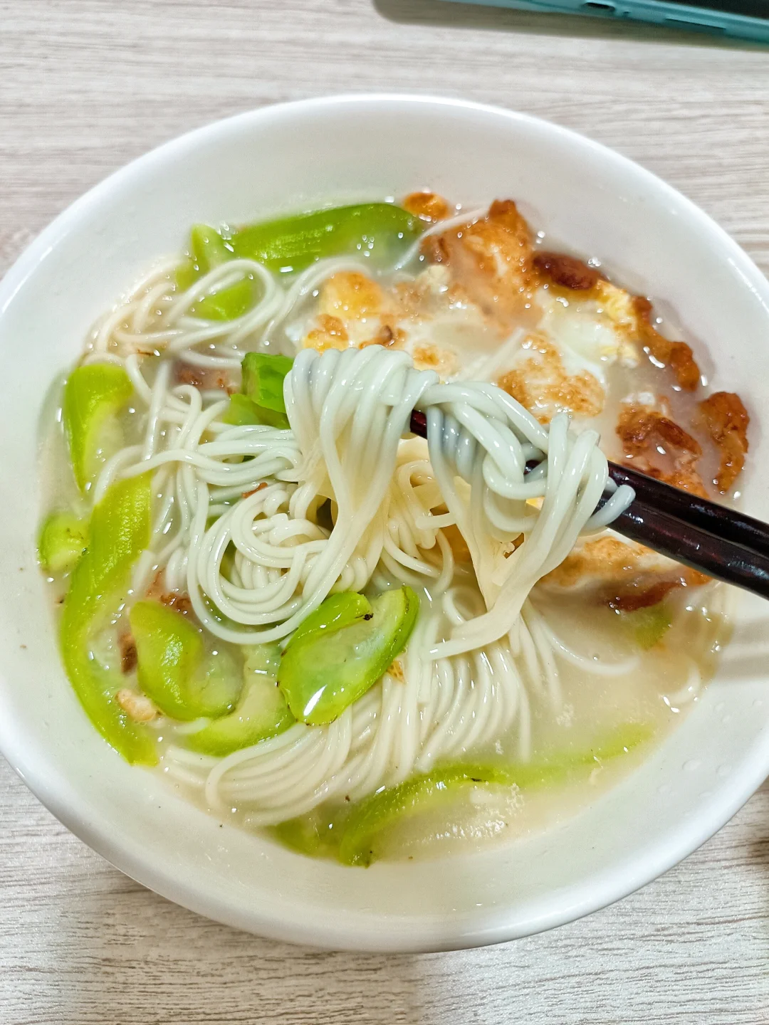 吃丝瓜的季节来啦！汤奶白鲜美的丝瓜煎蛋面