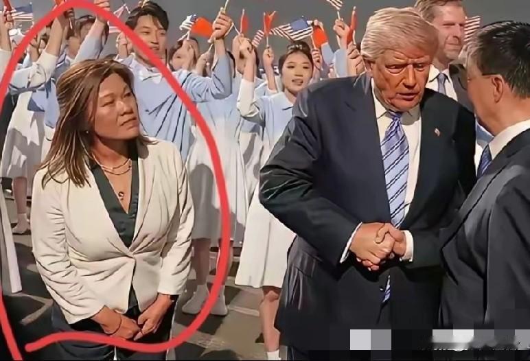 美方随行翻译看样子是一个华裔美国人，这衣服皱巴巴的，或者这已经是她最好的衣服了！