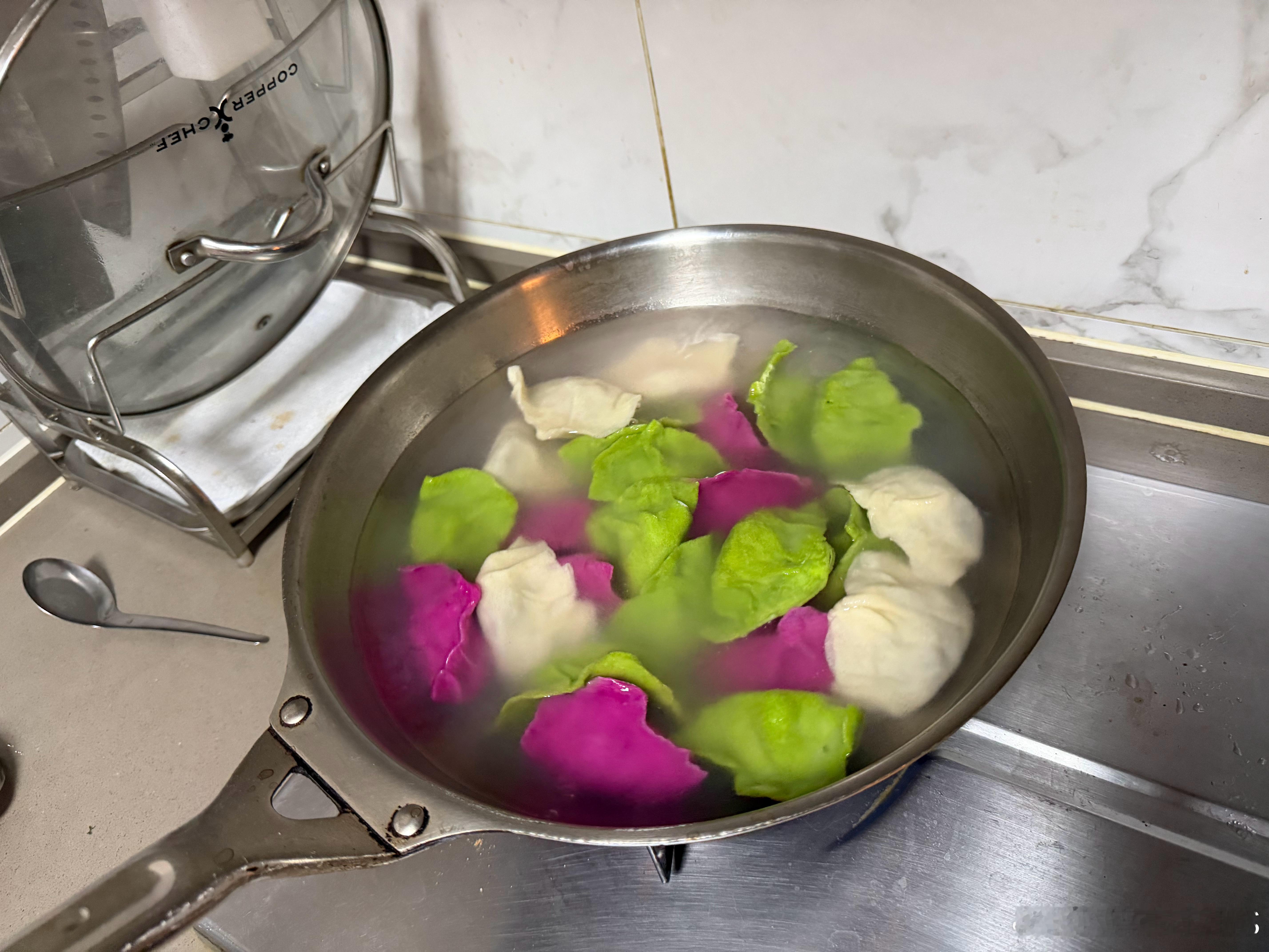 吃饺子了，这是全家人的份。以前不够我吃半饱的。 