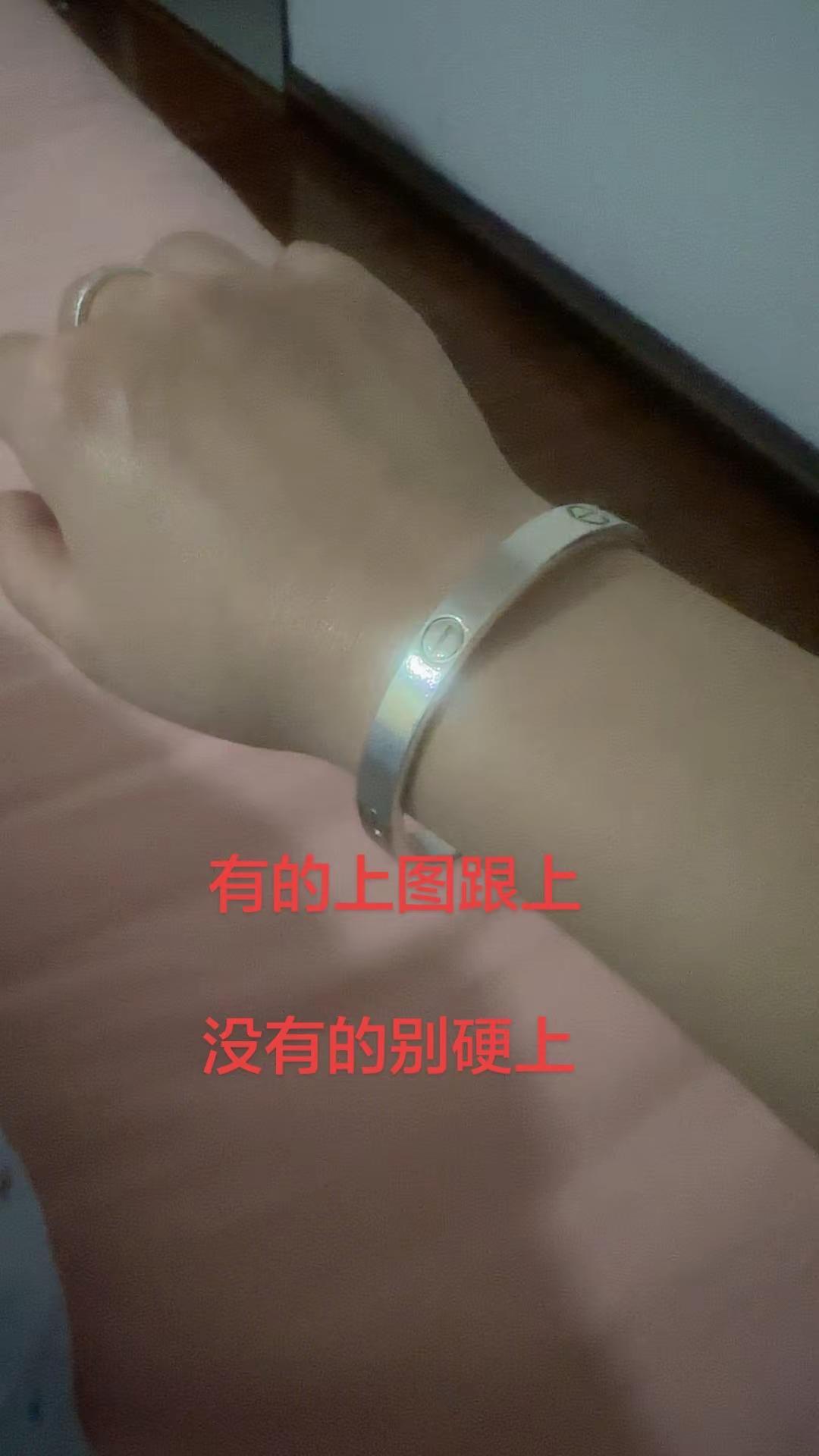 虽然没有金手镯但我手50克的银手镯你有吗？