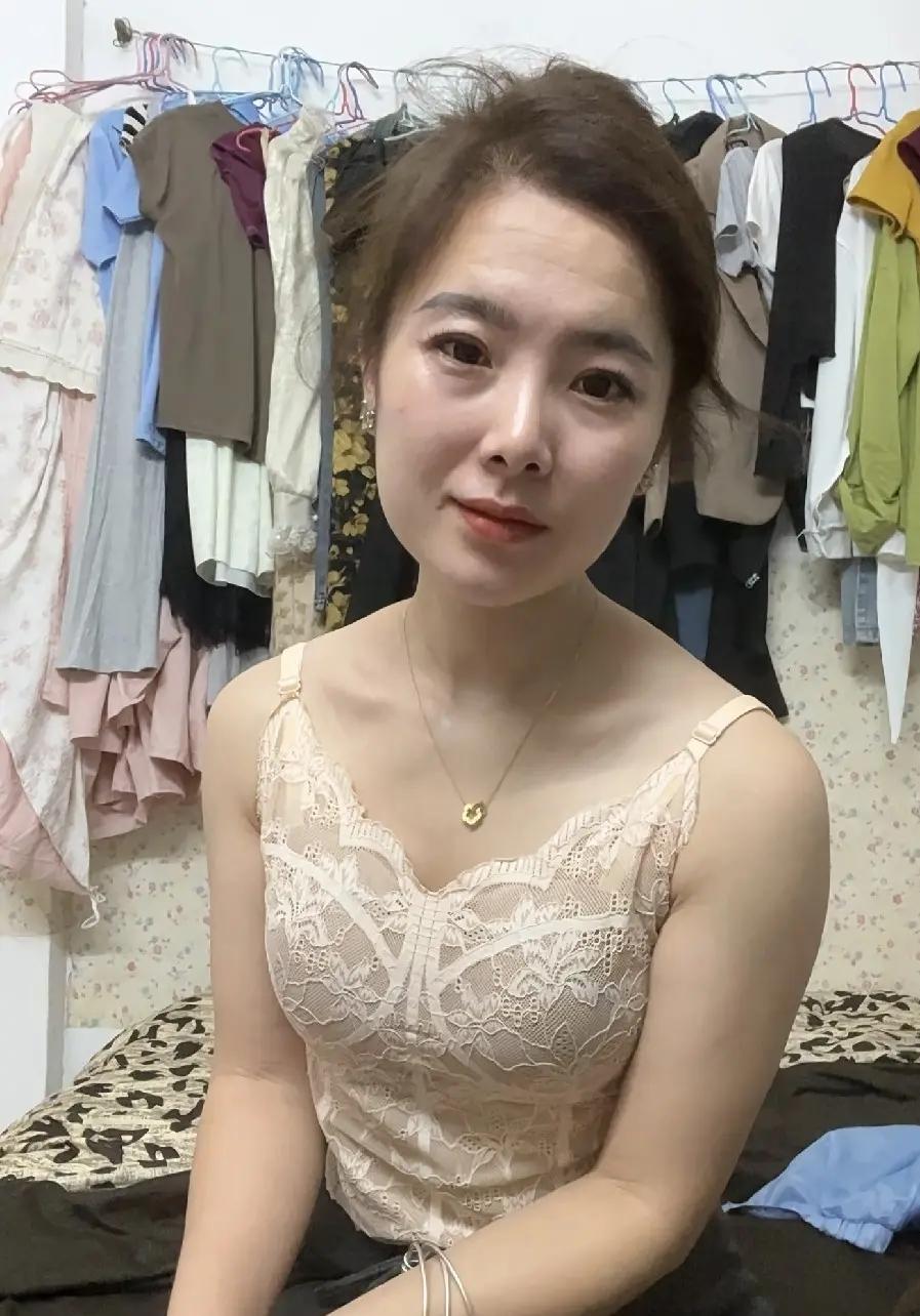 这就是大家平常嘴里说的那种“老师和学生家长好上了”的事情吧？

这位当妈的确实长
