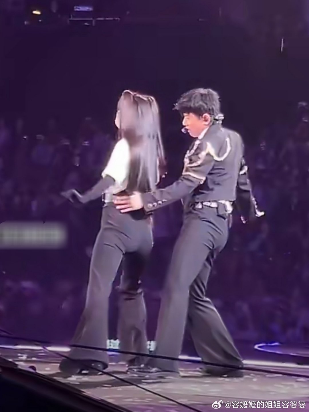 薛之谦好友吐槽张杰谢娜谁呀谁呀，故意的是不？万人演唱会变乡村大舞台了。瞬间想起来