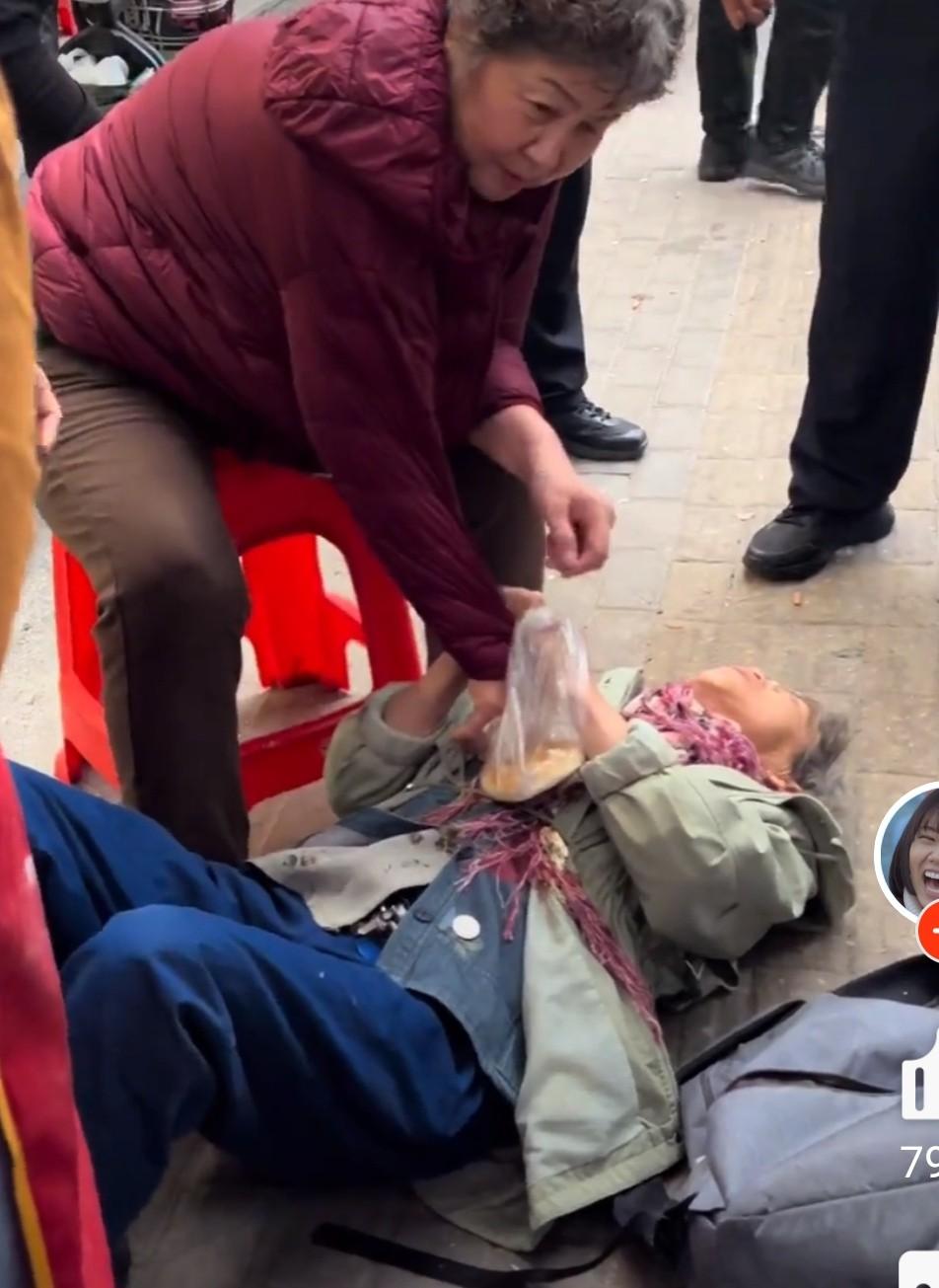 上海老人买早点摔跤，

众人旁观不敢近前，


好心搀扶反遭诬陷。

今天早上六