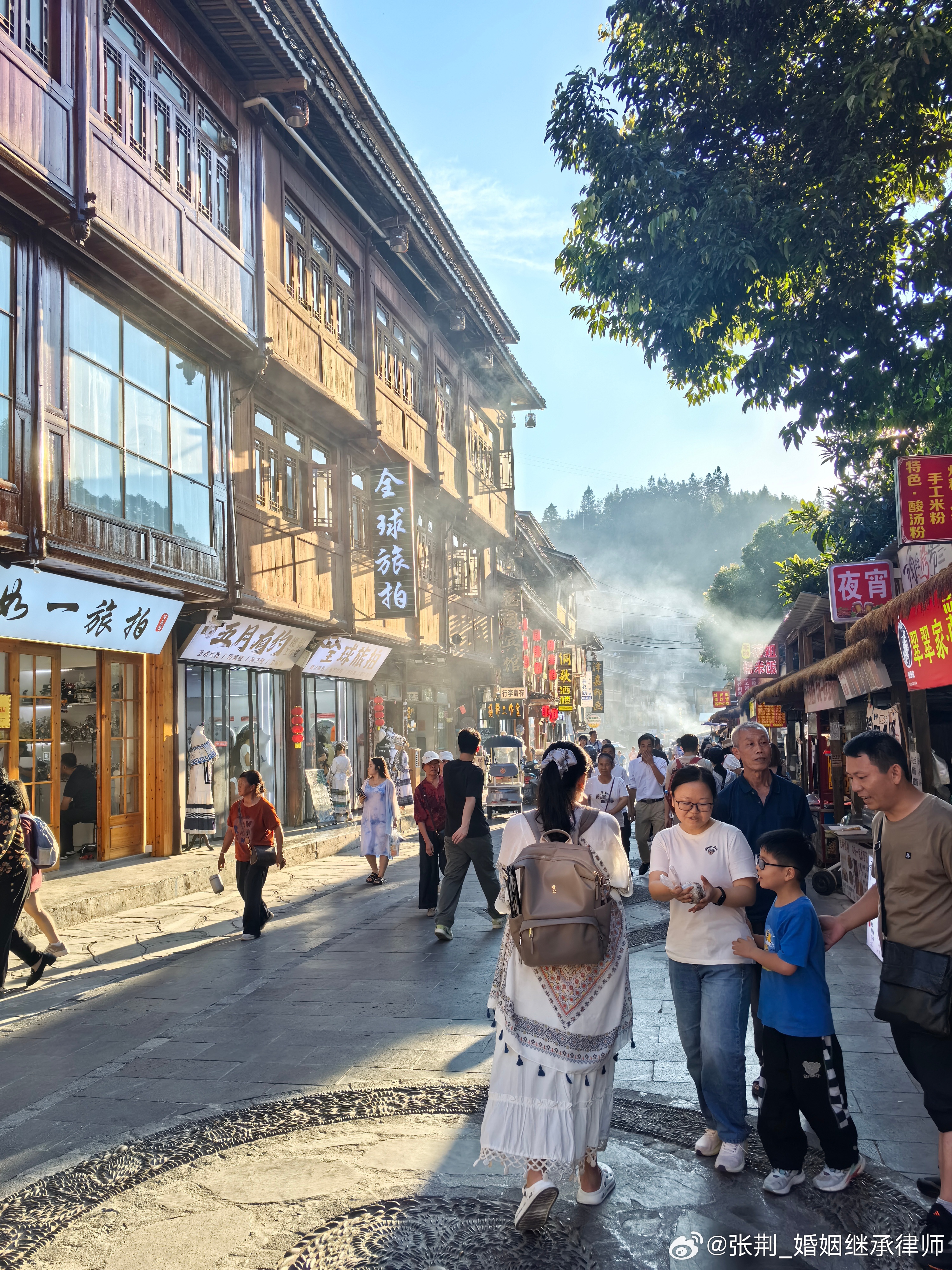 肇兴侗寨，浓浓的民族风。到处可见80多岁的老奶奶在摆摊儿。生命在于运动，我妈50