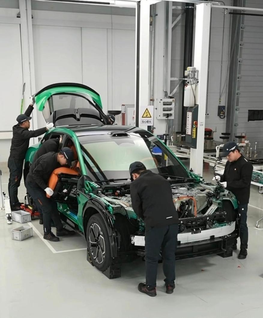 昨天雷总拆车直播大家看了吗，给没看的小伙伴瞅一眼，小米YU7拆完是这样式的，零件