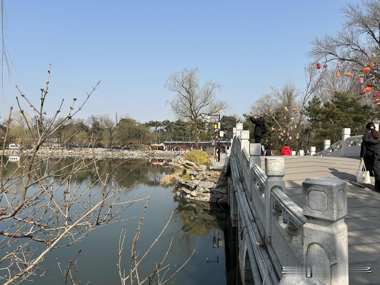 北京往年是有过因为倒春寒而延长供暖时间，好处很多：

1. 抵御倒春寒，室内更暖