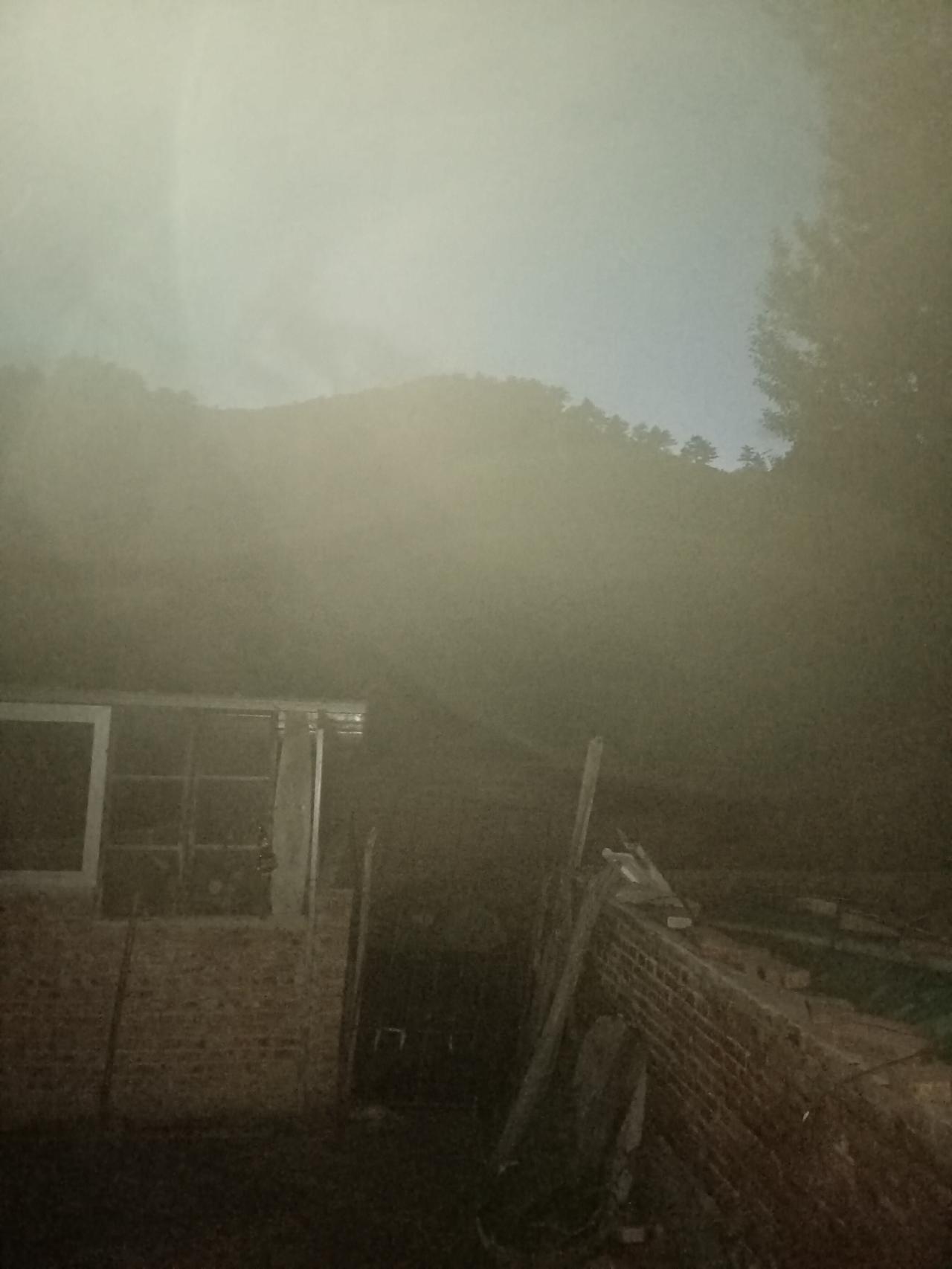 盛夏凉爽的去处，就是偏僻的大山包围的乡村，最好村边有一条小河流过。河水清澈。偶尔