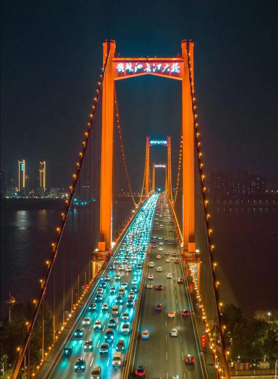 去一次武汉，相当于去了8个城市:
1、汉口似上海，
2、光谷似北京，
3、武昌似