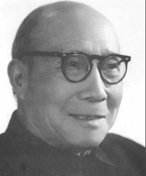 1974年，秦城监狱一个囚犯正在劳动，看守突然找到他，说：“别干活了，准备下，毛