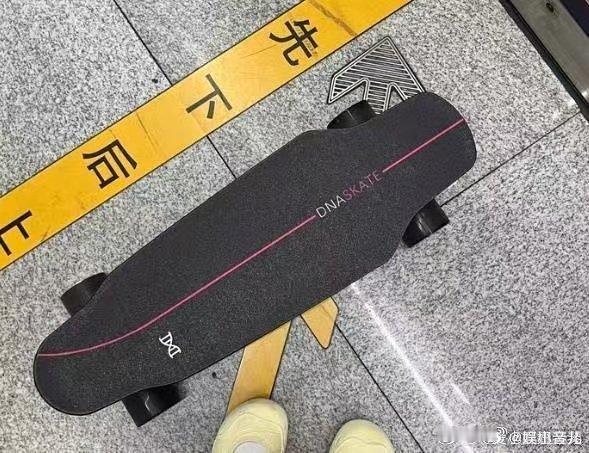 滑板也没想到这辈子能打两份工逛上海徐家汇地铁站线下家居展，看到旧滑板变置物架、小