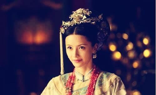 1685年，康熙无意间走到辛者库，无意中看到一个倾国倾城的小宫女，康熙多看了几眼