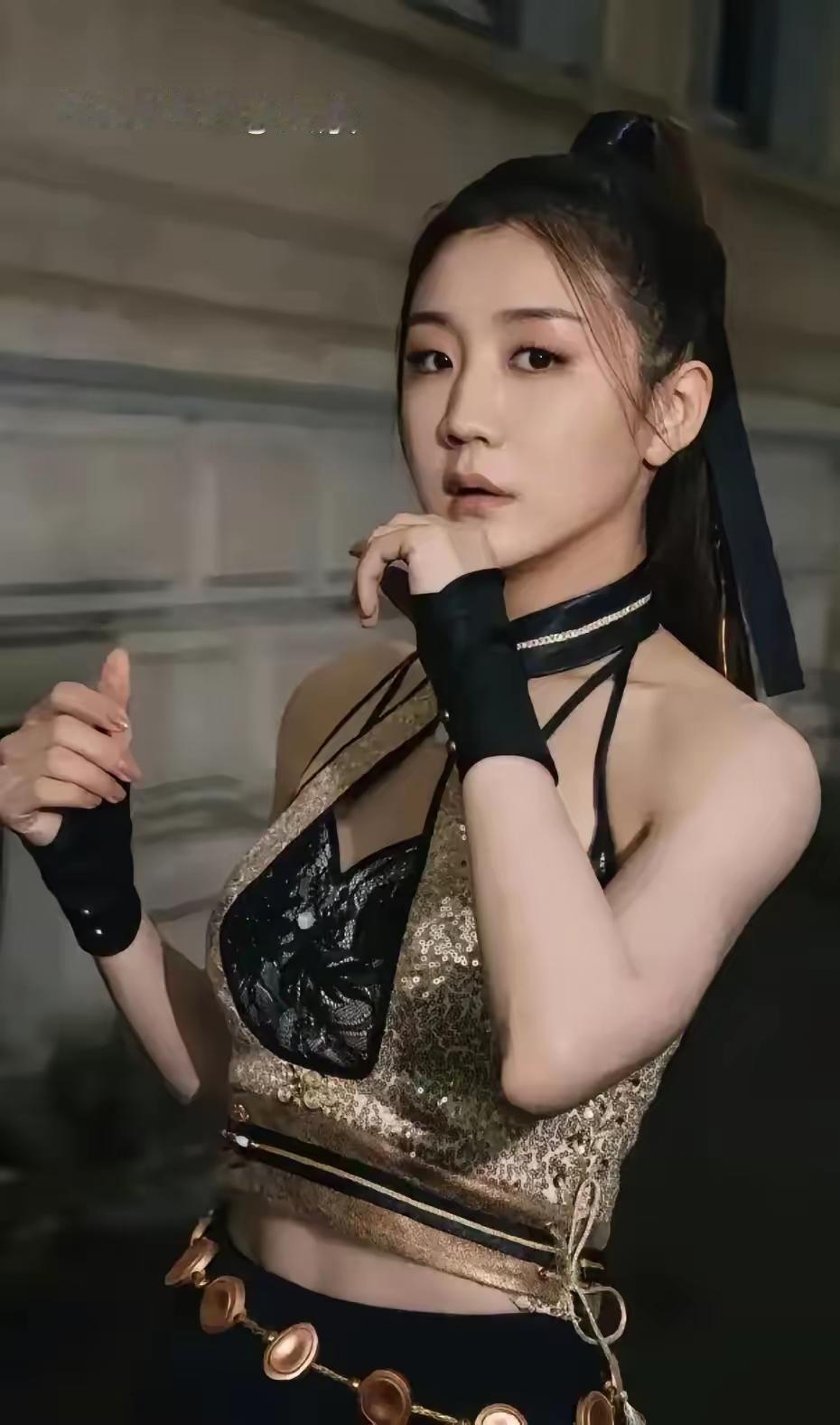 陈梦杀疯了！
陈梦出席巴黎时装周，这造型谁能认出是陈梦，这算是进娱乐圈了吗？这身