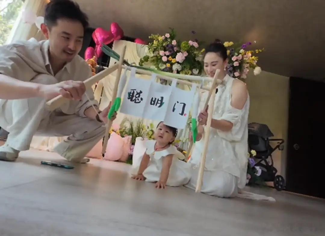 侯梦莎为女儿办周岁宴，甜酒戴金锁金手镯，被6个大人宠着好幸福！ 