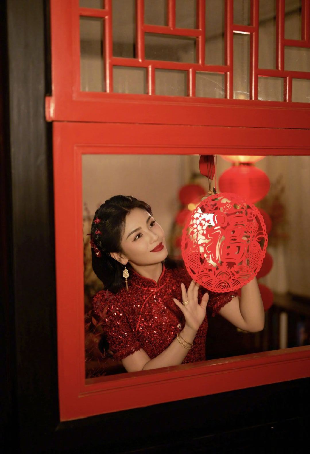 新春茶话会    聊起春晚造型，刘涛的旗袍必须拥有姓名。M ESSENTIAL特