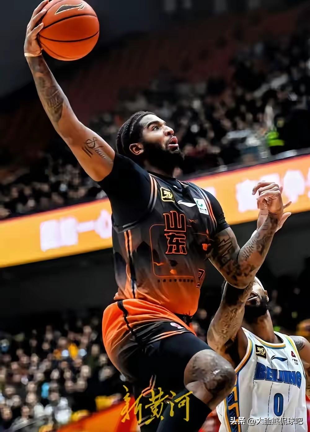 没想到啊，克里斯今晚在全明星比赛上表现不错，半场结束拿到了16分3篮板2助攻的数