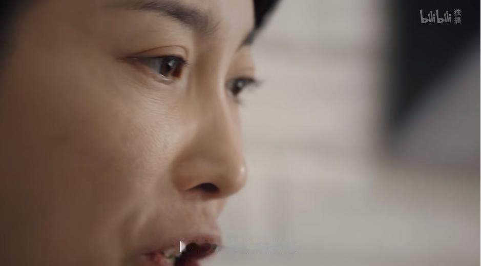 情绪操控术：大姨如何用"肯定魔法"驯服叛逆少女？
标题解析：采用"操控术"制造冲