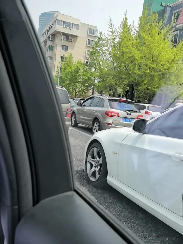 不晓得怎么回事，今天哪哪儿都塞车